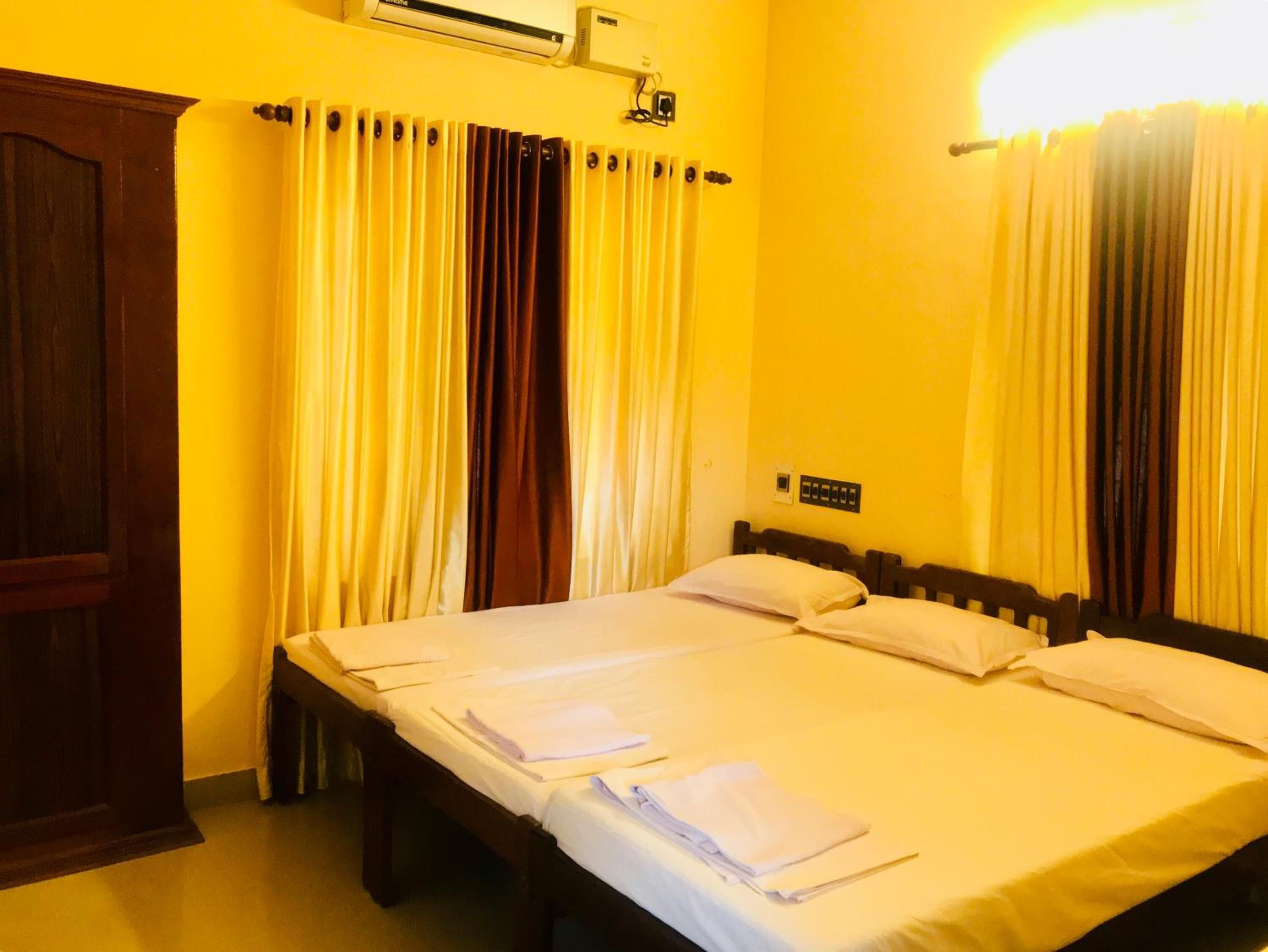 Desk, soundproofing, free WiFi, bed sheets