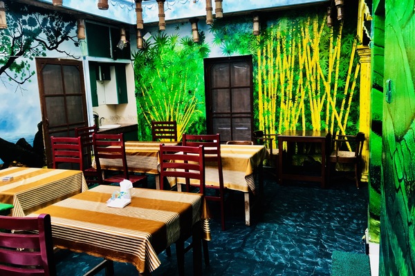 Desayuno continental diario (INR 150 por persona)