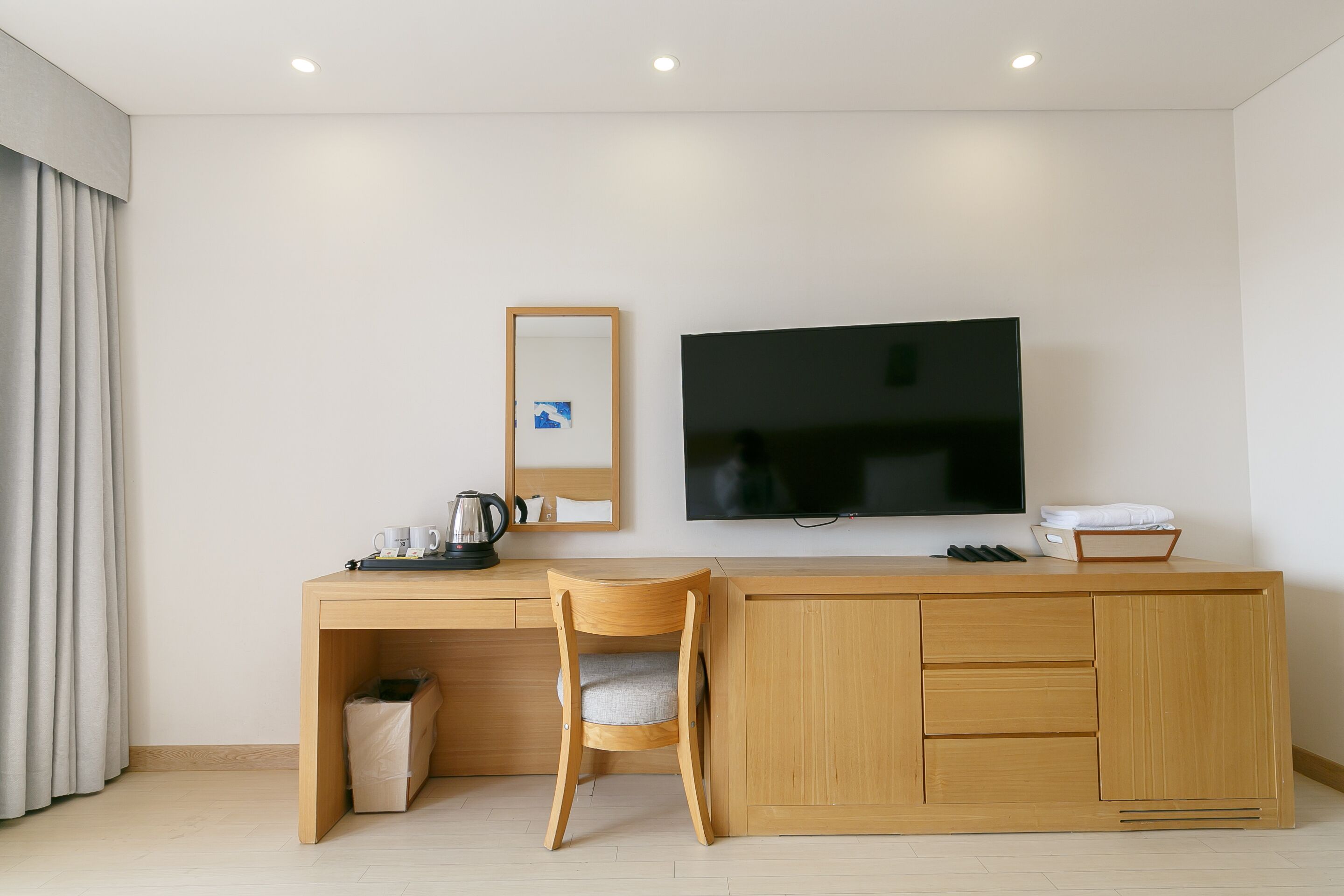 standard room, multiple beds, non smoking, bathtub | in-room safe, blackout curtains, wifi, bed sheets