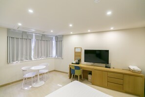 In-room safe, blackout drapes, WiFi, bed sheets - Bk Hotel Jeju (Seogwipo)