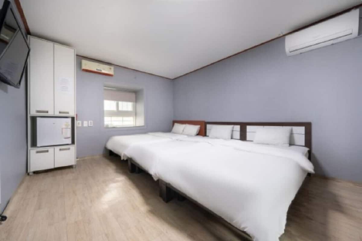 Family Room | Iron/ironing board, free WiFi