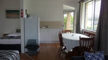 Family Single Room | Desk, laptop workspace, iron/ironing board, free WiFi