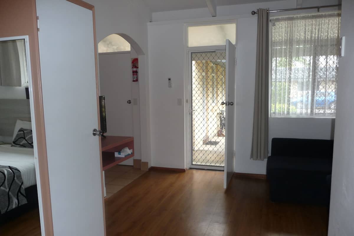 Departamento estándar | Escritorio y espacio para trabajar con laptop
