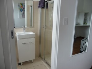 Standard Double Room, 1 Queen Bed | Bathroom | Shower, free toiletries, hair dryer, towels - Forster and Wallis Lake Motel (Forster)