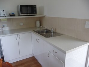 Family Single Room | Desk, laptop workspace, iron/ironing board, free WiFi - Forster and Wallis Lake Motel (Forster)