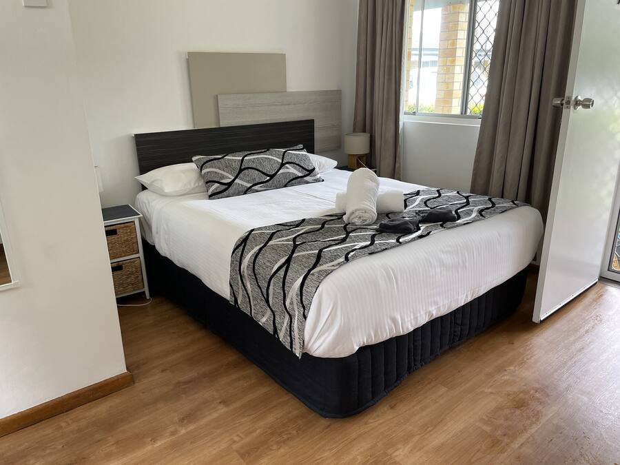 Deluxe Twin Room | Desk, laptop workspace, iron/ironing board (on request), WiFi (free)