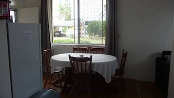 Family Single Room | Desk, laptop workspace, iron/ironing board, free WiFi