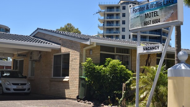 A motel with a sign indicating a vacancy. - Forster and Wallis Lake Motel (Forster)