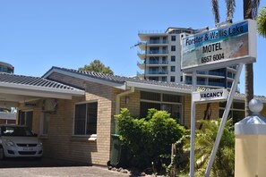 Un motel con un letrero que indica disponibilidad.
