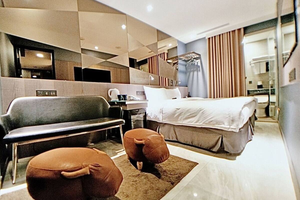 Minibar, in-room safe, WiFi, wheelchair access