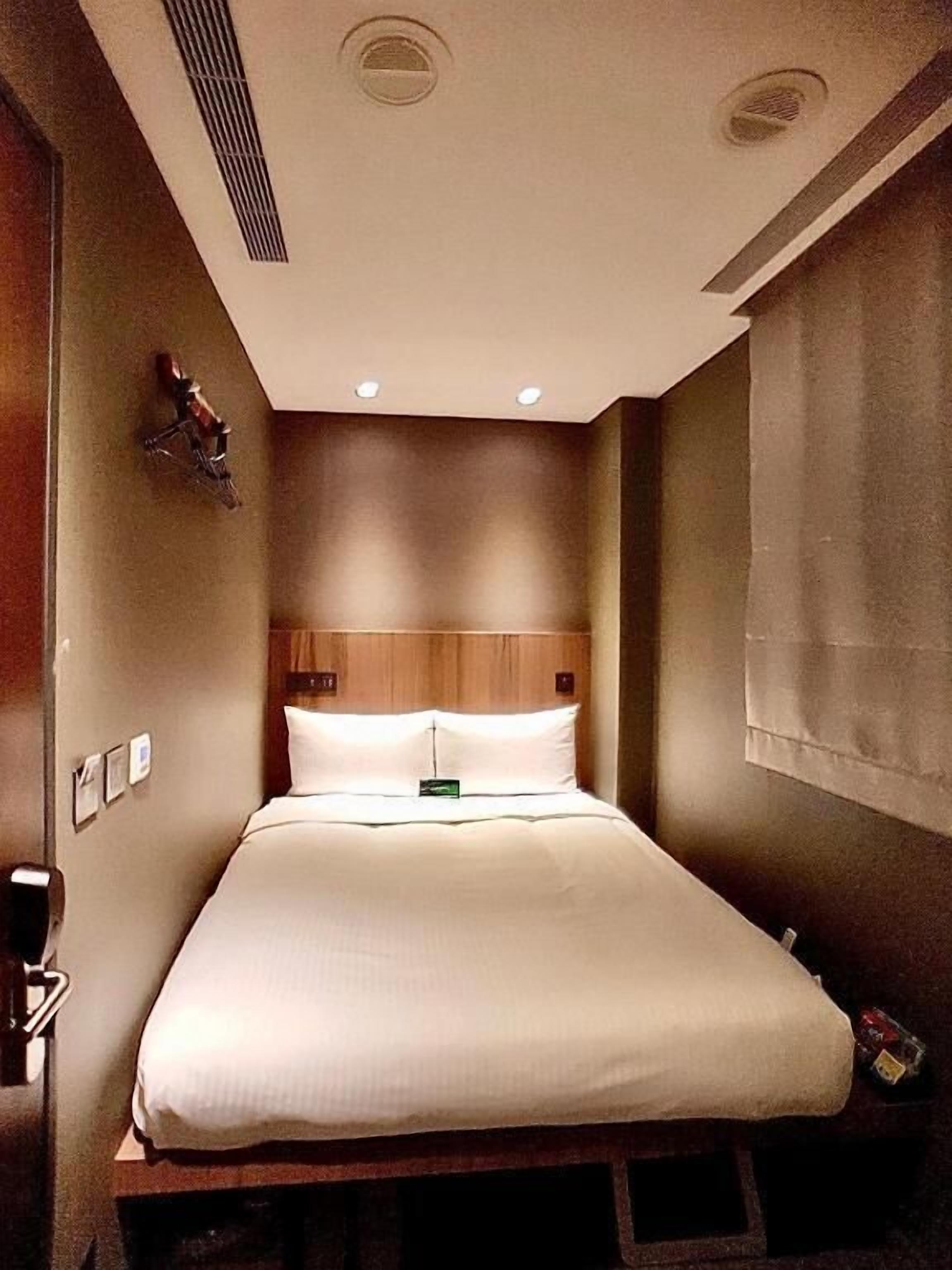 Minibar, in-room safe, WiFi, wheelchair access