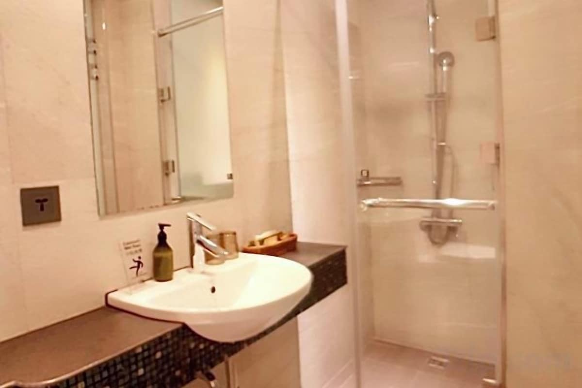 Baño | Bañera y ducha independientes y artículos de higiene personal gratuitos