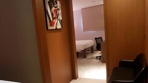 A hotel room with a bed, a desk, a chair, and a painting on the wall. - Beauty Hotels Taipei Hotel B7 Journey (Taipei)
