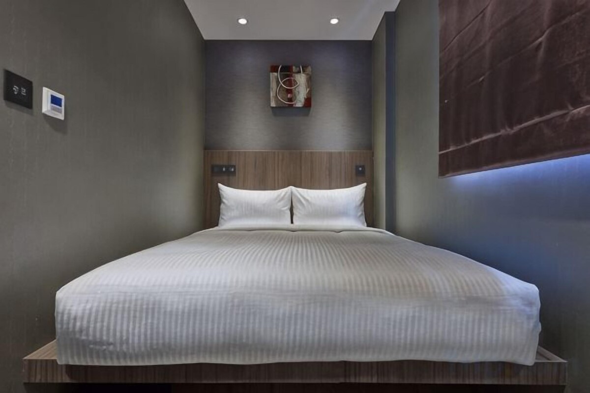 Edredones de plumas, minibar con artículos gratuitos, caja fuerte