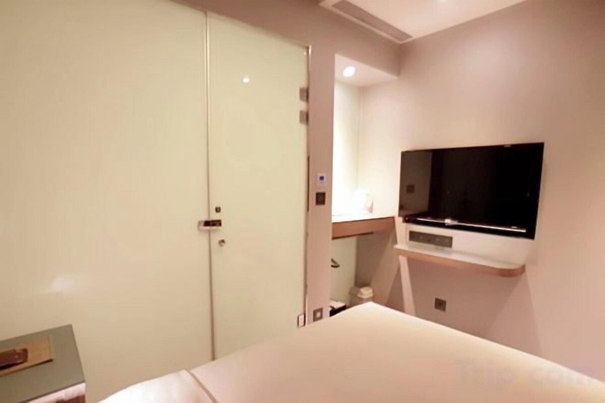 Edredones de plumas, minibar con artículos gratuitos, caja fuerte