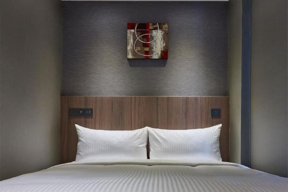 Edredones de plumas, minibar con artículos gratuitos, caja fuerte