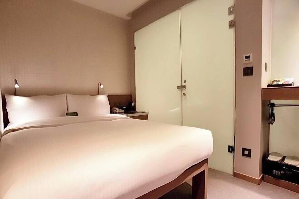 Down duvets, free minibar, in-room safe, iron/ironing board (on request)