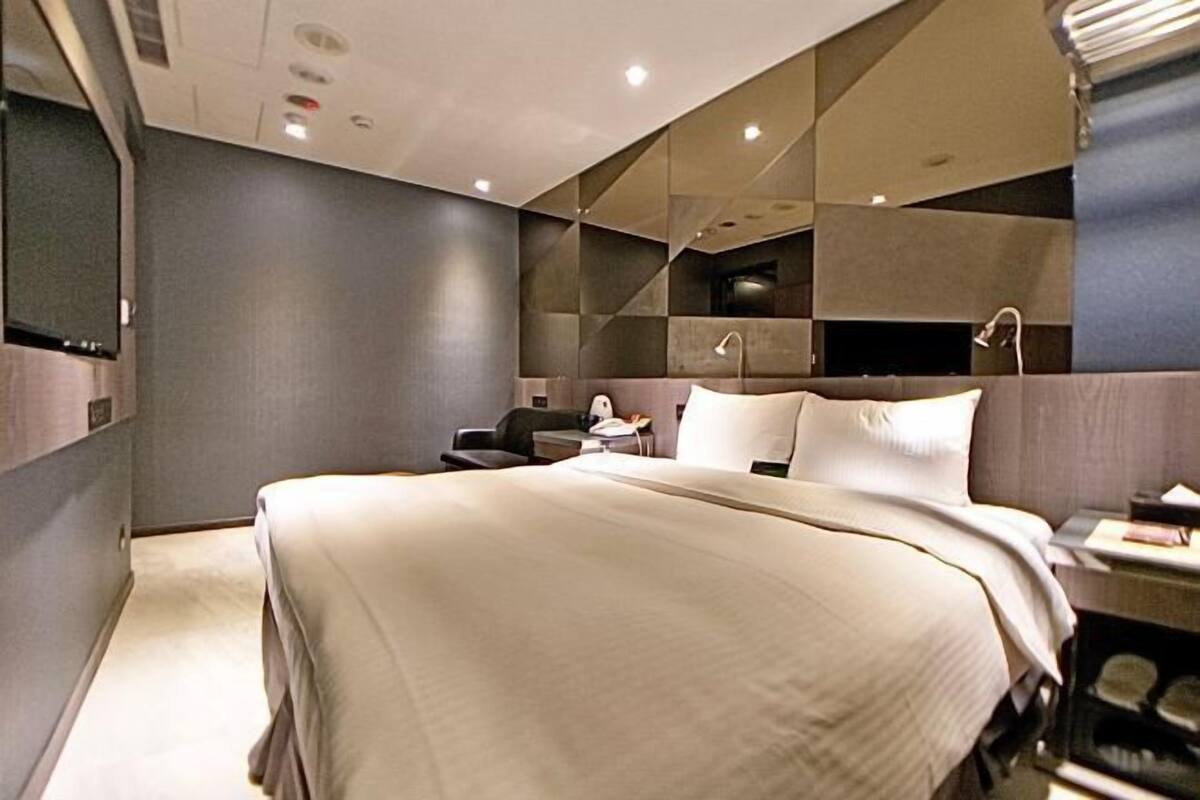Down duvets, free minibar, in-room safe, iron/ironing board (on request)