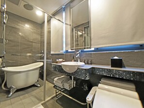 Comfort driepersoonskamer | Badkamer | Een aparte badkuip en douche, gratis toiletartikelen, een haardroger