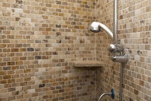 Badkamer met douche