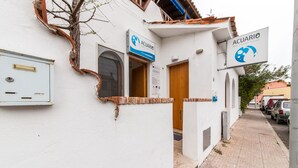 A building with signs for 'ACUARIO' and 'ACUARIO 888 Guest House'. - Acuario Guest House (Oristano)