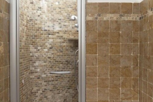 Tweepersoonskamer (TORREGRANDE) | Badkamer | Een douche, gratis toiletartikelen, een bidet, handdoeken