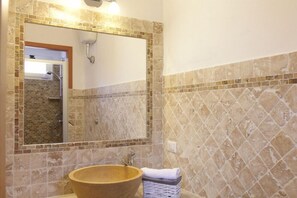 Tweepersoonskamer (S’ARCHITTU) | Badkamer met wastafel