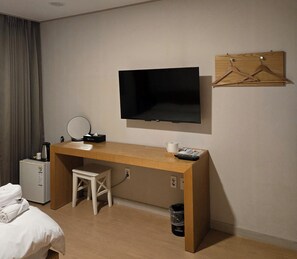 Room | Premium bedding, down comforters, blackout drapes, free WiFi - Zamong Hotel (Jeju City)