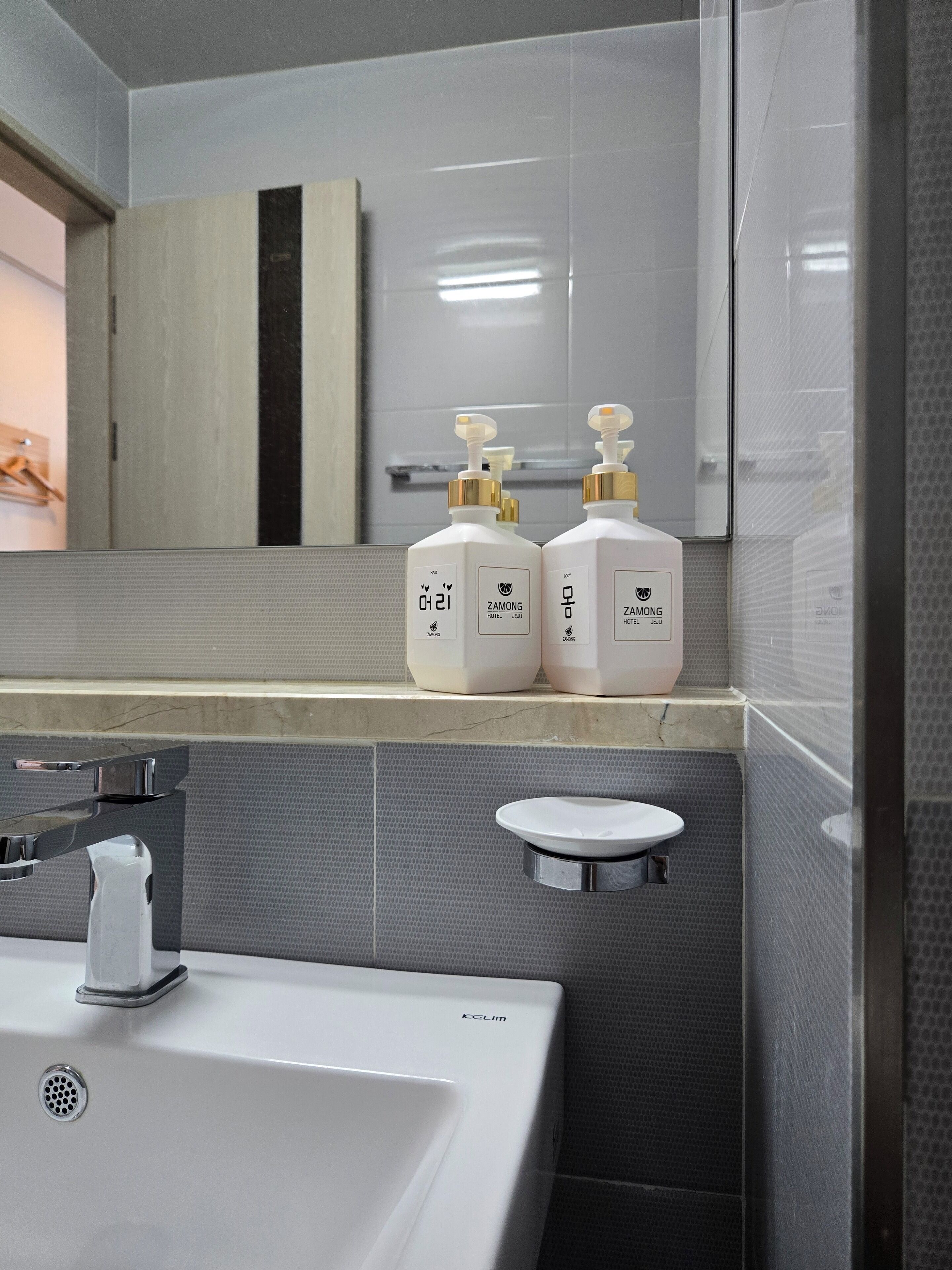 Room | Bathroom | Shower, free toiletries, hair dryer, towels
