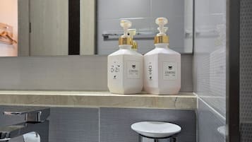 Room | Bathroom | Shower, free toiletries, hair dryer, towels