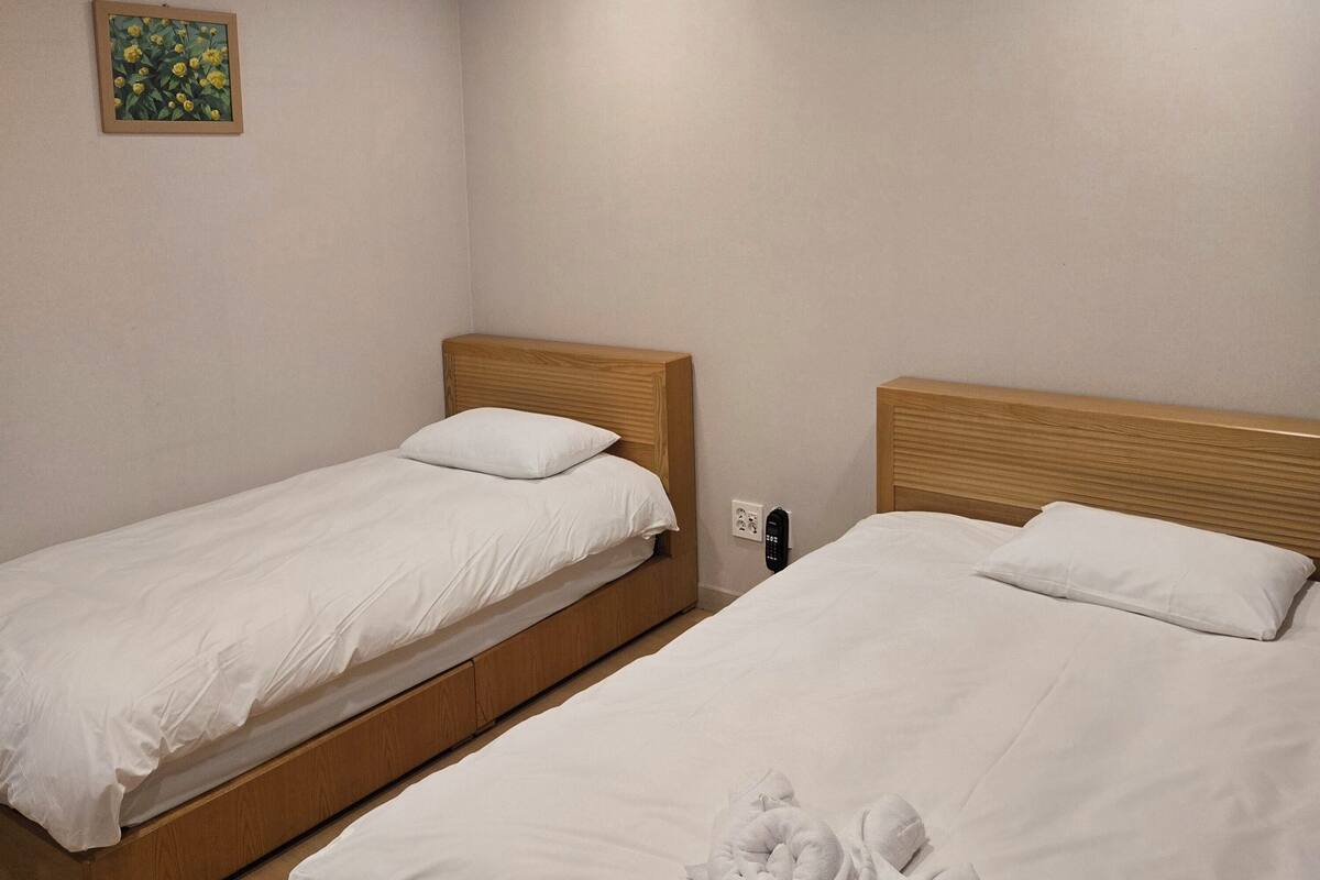 Quarto | Roupas de cama premium, edredons de pluma, cortinas blackout