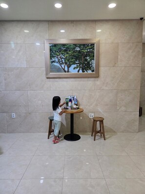 Lobby sitting area - Zamong Hotel (Jeju City)