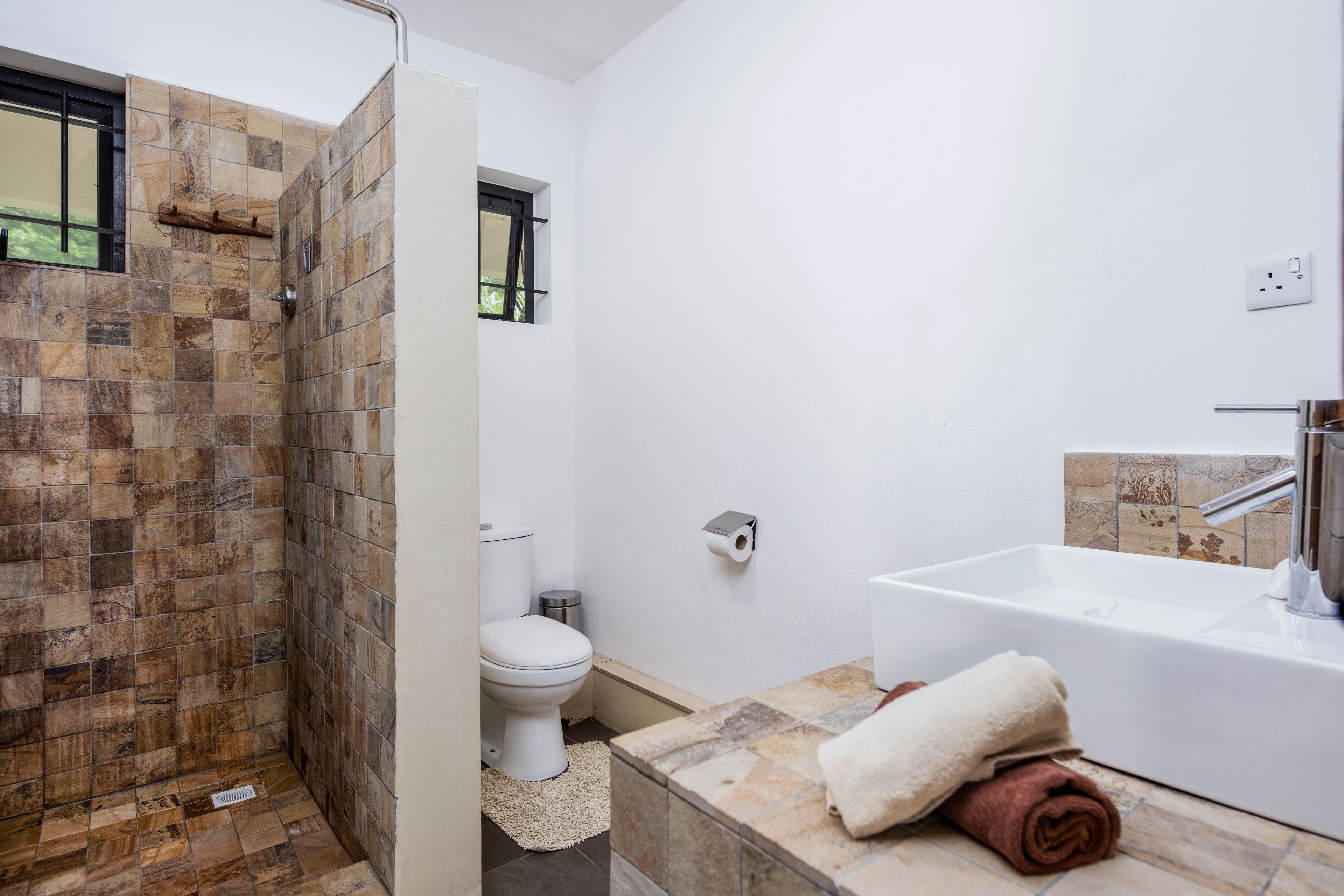 Un baño con ducha, inodoro y bañera.