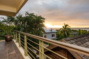 6.Deluxe Ocean & Island,Pool Front View | Vue depuis le balcon