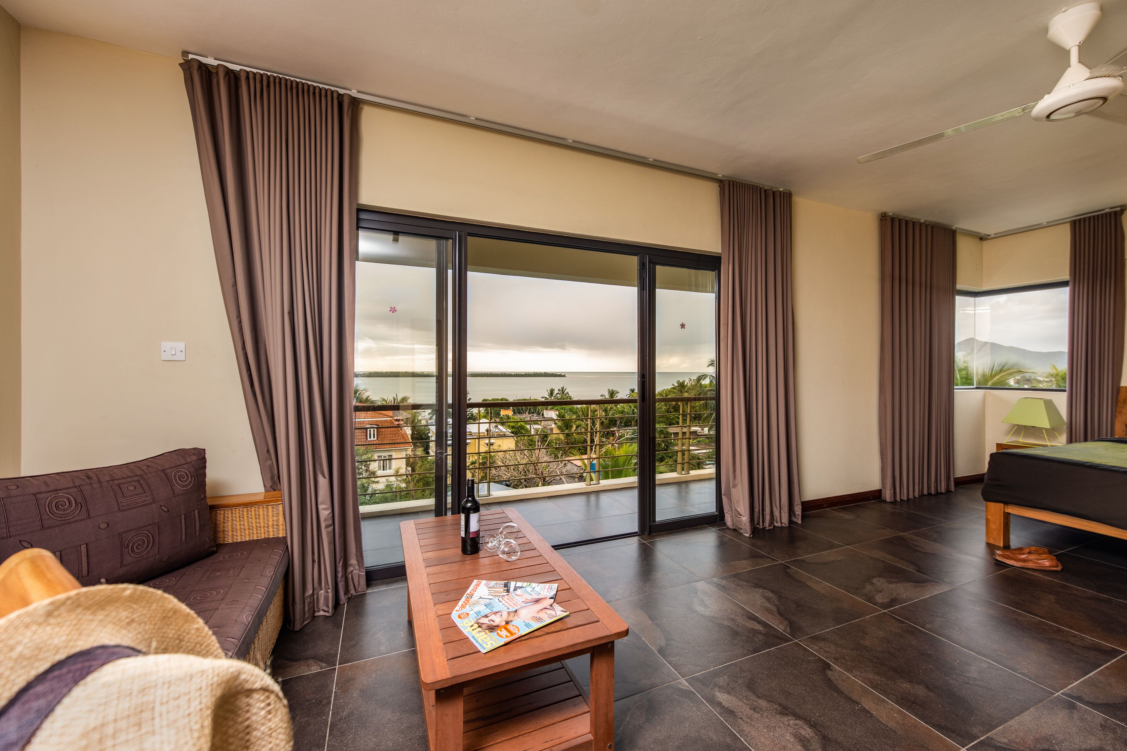 3.Deluxe VIP Ocean & Mountain Front View | Minibar, in-room safe, desk, blackout drapes