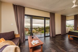 3.Deluxe VIP Ocean & Mountain Front View | Minibar, in-room safe, desk, blackout drapes - Happy Days Guest House (La Gaulette)