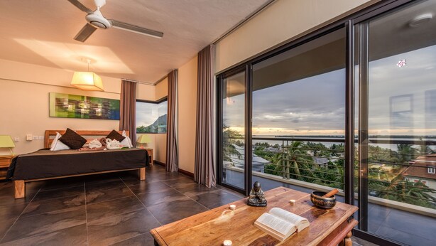 2.Deluxe VIP Mountain & Ocean Front View | Minibar, safe på rommet, skrivebord og blendingsgardiner
