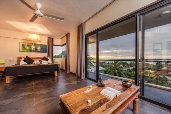 2.Deluxe VIP Mountain & Ocean Front View | Minibar, in-room safe, desk, blackout drapes - Happy Days Guest House (La Gaulette)