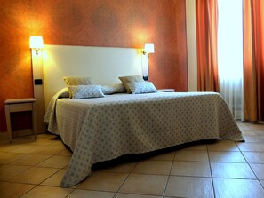 Dobbelt- eller tomannsrom | Minibar, safe på rommet, skrivebord og blendingsgardiner