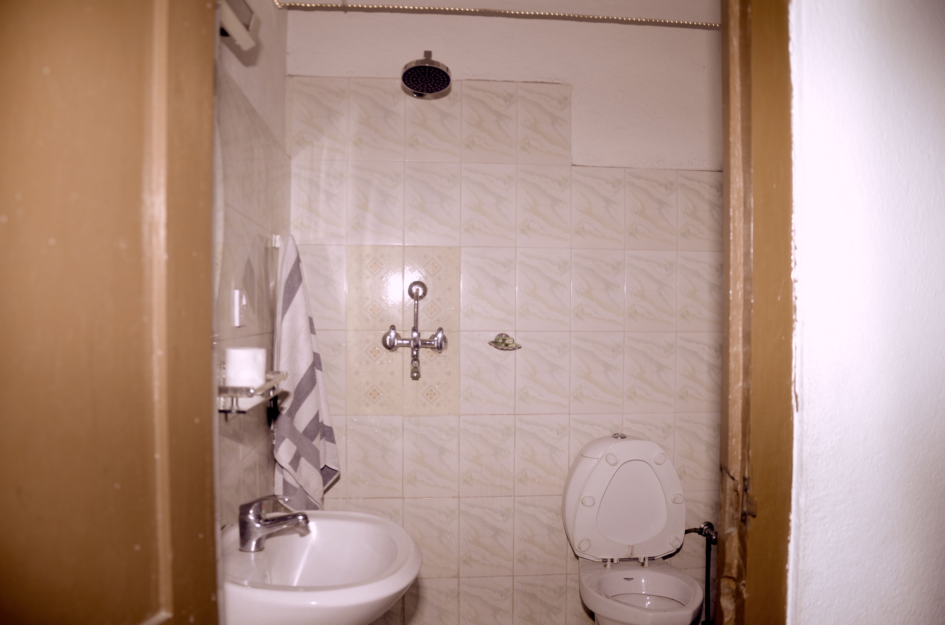 Un baño con inodoro, lavamanos y ducha.