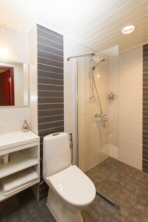 Douche, articles de toilette gratuits, sèche-cheveux