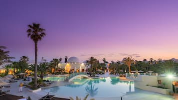 Una piscina techada, 2 piscinas al aire libre