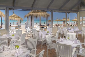 3 restaurantes, se sirven desayunos, comidas y cocina internacional