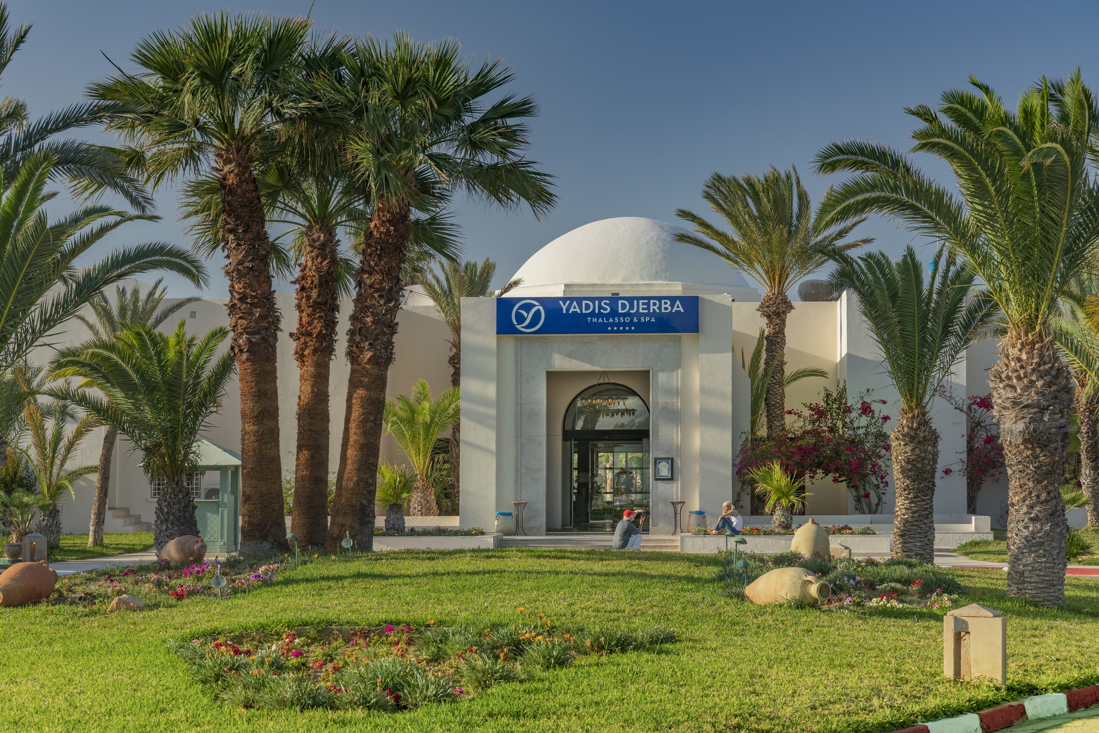 Un edificio con un cartel que dice "Yadis Djerba Thalasso Spa".