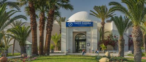 Un edificio con un cartel que dice "Yadis Djerba Thalasso Spa".