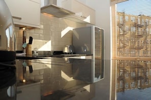 Appartement, 2 chambres (The Courtyard 2) | Cuisine privée | Réfrigérateur, micro-ondes, plaque de cuisson, lave-vaisselle