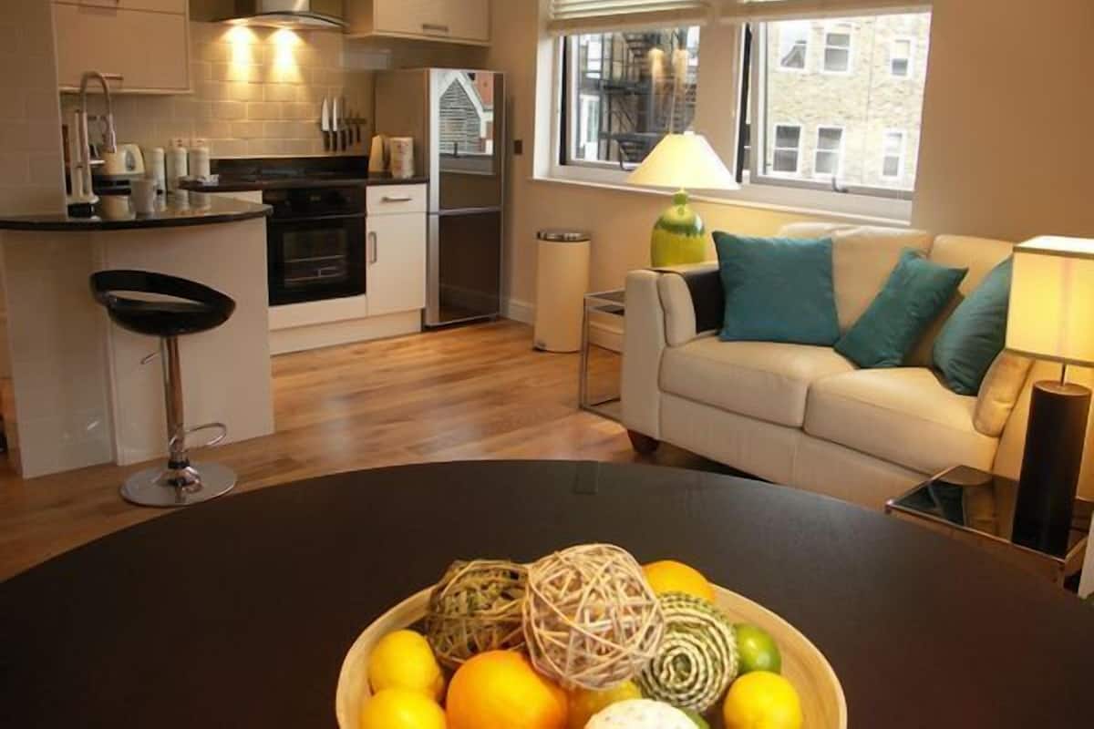 Appartement, 2 chambres (The Courtyard 5) | Coin séjour | Télévision à écran plat, lecteur de DVD