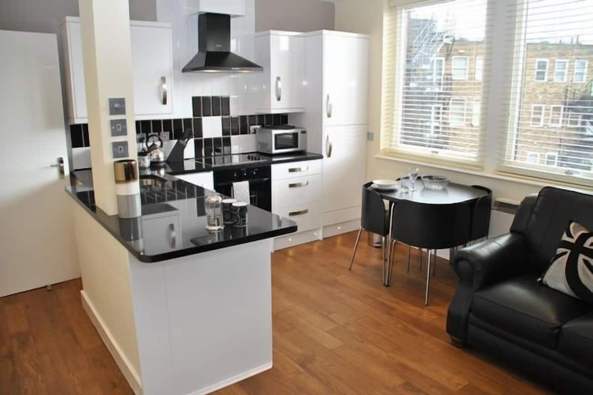 Appartement, 2 chambres (The Courtyard 8) | Cuisine privée | Réfrigérateur, micro-ondes, plaque de cuisson, lave-vaisselle
