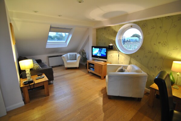 Flat-screen TV, DVD player - The Courtyard (Windsor)