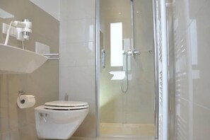 Shower, hair dryer, towels, soap - Hotel Waldschlösschen (Muelheim an der Ruhr)